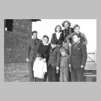 111-1225 Die Geschwister Kenzler im Kinderheim Kyritz mit ihren Gasteltern.JPG